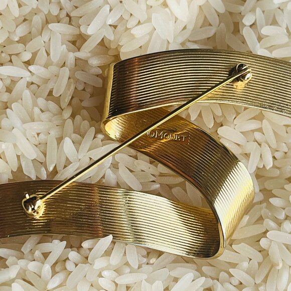 Vintage Monet Ribbon Style Zig Zag Gold Tone Pin Brooch - Picture 3 of 4